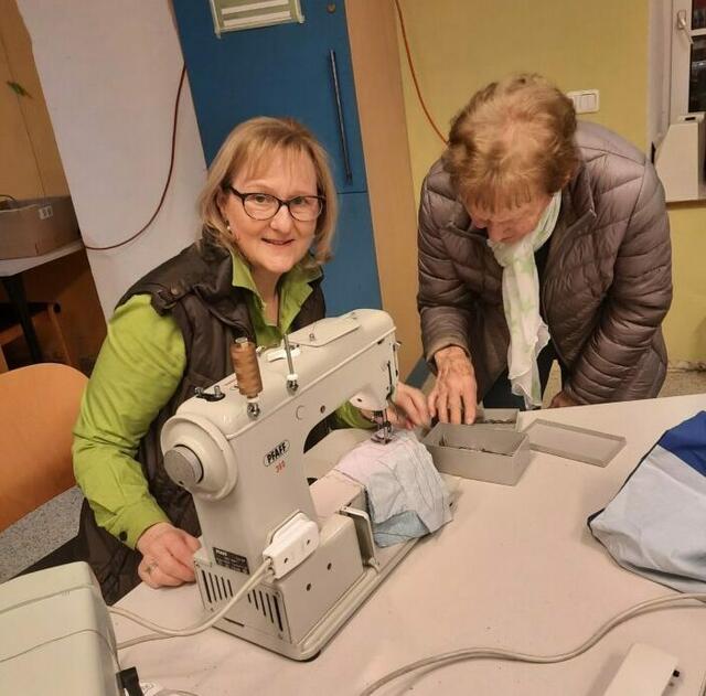 Kleidungsstücke werden geändert und repariert. | Foto: Gerlinde Wolfsteiner