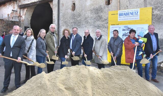 Ehrengäste beim Spatenstich – Karl-Josef Weiss, Doris Bayer, Eva-Maria Himmelbauer, Ernst Maurer, Christiane Teschl-Hofmeister, Richard Hogl, Daniel Brabenetz, Hans Brabenetz, Adolf Zahlbrecht, Annemarie Maurer, Gerhard Sklenar | Foto: Herbert Schleich