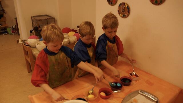 Für ein gelungenes Fest bastelten die Kinder und Eltern noch fleißig Osternester und bunte Eier in jeder Art. | Foto: Kindergarten in der Krems