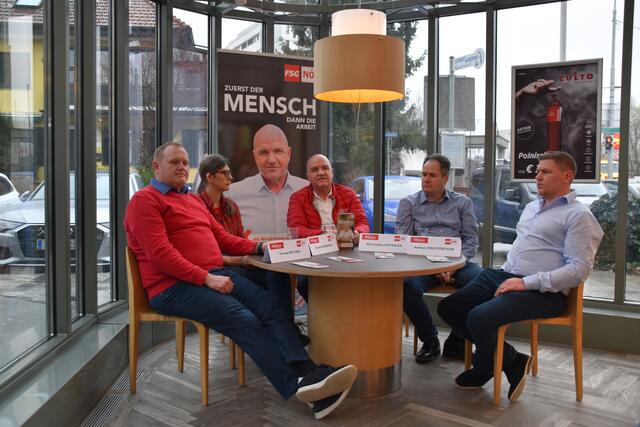Wahlkampf-Auftakt der FSG-Fraktion in Wieselburg: AKNÖ-Präsident und Spitzenkandidat Markus Wieser (M.) mit den Bezirksvertretern Thomas Matuska, Christa Steinberger, Kammerrat Christian Fußthaler und Andreas Essletzbichler | Foto: Roland Mayr