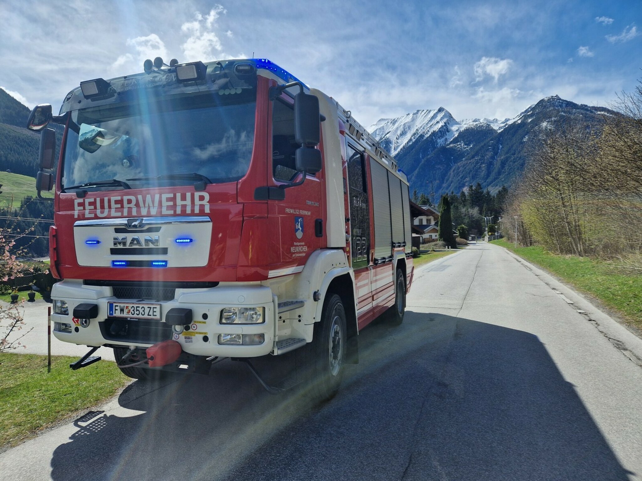 Baum umgestürzt: Sturm sorgt für Straßensperren in Neukirchen - Pinzgau