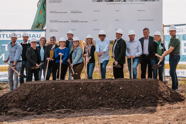 Christian Liebminger, Horst Schwarzenberger, Bgm. Franz Hierzer, Karin Stromberger, Bettina Neubauer, GR Isabella Milhalm, Michael Ranftl, Linda Holler, Sabine Rauch, Harald Kloiber, LAbg. Gerald Holler, Vize-Bgm. Wolfgang Prugmaier, Vinzenz Bauer, GR Michaela Gründl und GR Gerhard Klapsch | Foto: Michaela Lorber
