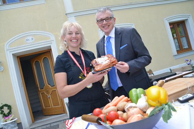 Die Grill-Staatsmeisterin und Seminarbäuerin Christa Eppensteiner aus Marbach an der Kleinen Erlauf mit unserem Kulinarik-Experten August Teufl | Foto: Christian Trinkl