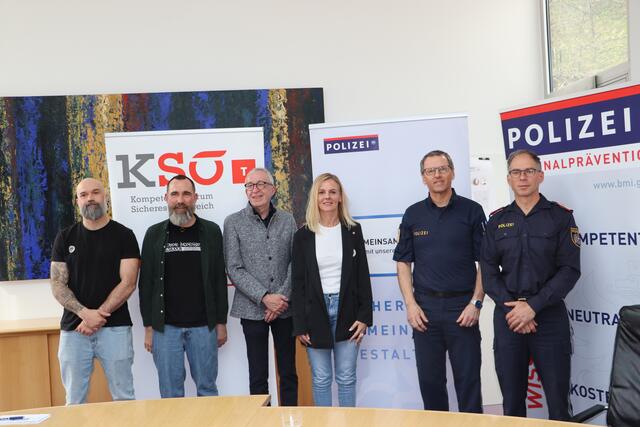 Simon Senn, Norbert Zangerl (OJA), Bgm. Herbert Mayer, Doris Sailer (LKA), BezKdt-Stv. Georg Plattner und Alexander Farmer (Polizei). | Foto: Seelos