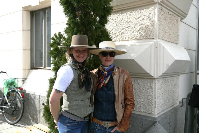 Susan Schlums von den "Angleitner Bangerthing" mit Freundin Marion Schrank
