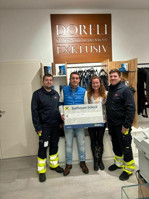 360 Euro haben Markus und Bettina Schausberger an die Tierhilfe Gusental gespendet.  | Foto: Schausberger