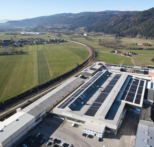 Auf dem Dach der Produktionshallen bei Voestalpine Rotec in Krieglach wurde eine Photovoltaik-Anlage in Betrieb genommen. Sie deckt etwa 14 Prozent des Strombedarfes.
 | Foto: Voestalpine