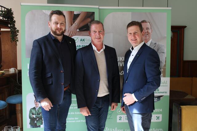 Thomas Rauninger (li.), Leobener Bezirksobmann des Österreichischer Arbeitnehmerinnen- und Arbeitnehmerbundes (ÖAAB), und ÖVP-Nationalratsabgeordneter Andreas Kühberger (re.) stehen hinter dem ÖAAB/FCG/STVP-Spitzenkandidat Peter Amreich. | Foto: ÖVP Leoben
