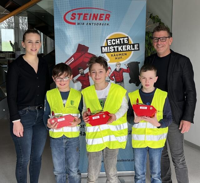 Katharina und Wolfgang Steiner mit den Gewinnern des Schätzspiels. | Foto: Steiner
