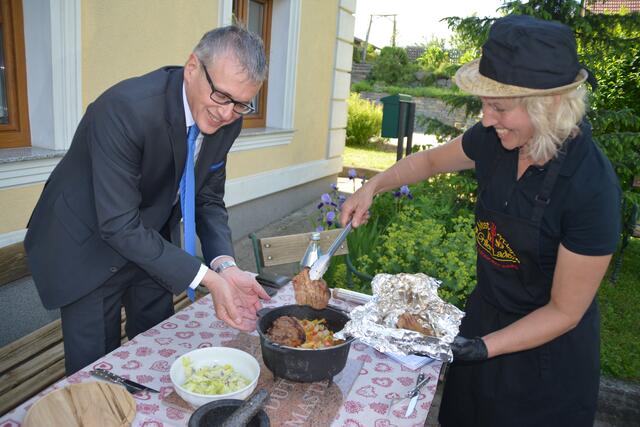 Die Grill-Staatsmeisterin und Seminarbäuerin Christa Eppensteiner aus Marbach an der Kleinen Erlauf mit unserem Kulinarik-Experten August Teufl | Foto: Christian Trinkl