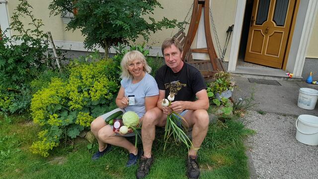 Die Grill-Staatsmeisterin und Seminarbäuerin Christa Eppensteiner und ihr Ehemann Fritz haben sich auf ihrem Bauernhof in Marbach an der Kleinen Erlauf auf die Zucht von Knoblauch und Jungzwiebeln spezialisiert. | Foto: Alfred Dorner