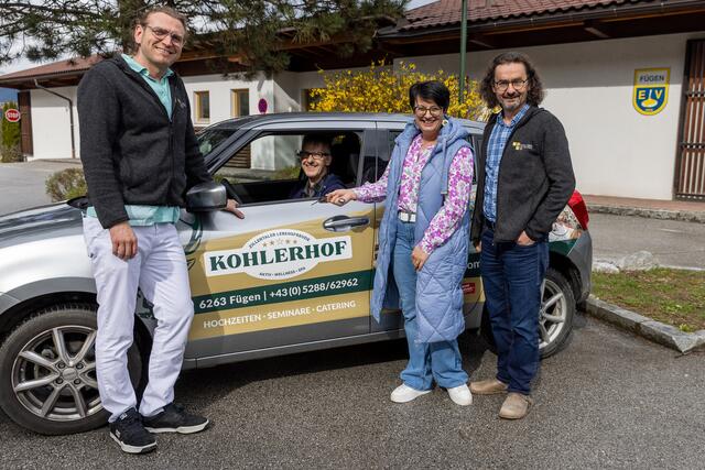 Bernhard Pfister, Mario Wegscheider, Daniela Heim und Franz Scheiterer freuen sich über das neue Fahrzeug für die SDVZ.  | Foto: netgemacht/Hannes Mayer
