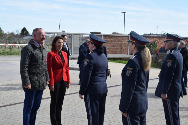 Begrüßung der Bundesministerin und des Bundesministers in Traiskirchen.