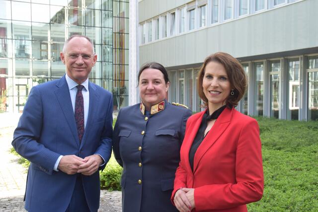 Bundesminister Karner und Bundesministerin Edtstadler mit der stv. Leiterin des Ausbildungszentrums Oberst Barbara Komericky-Schlegl
