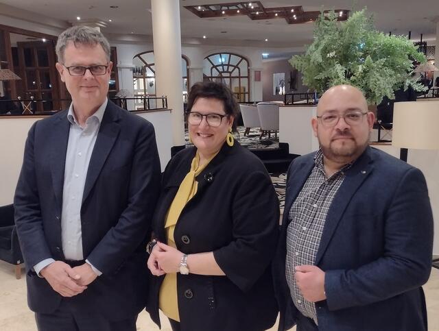 AS Research Gründer Harald Katzmair, Verena Krammer (Leiterin der Abteilung Personalmanagement beim Amt der NÖ Landesregierung) und Lehrgangsleiter Georg Kodydek  | Foto: Universität für Weiterbildung Krems