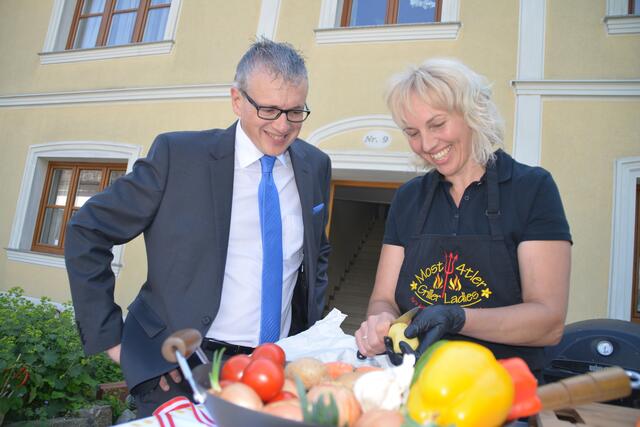 Die Grill-Staatsmeisterin und Seminarbäuerin Christa Eppensteiner aus Marbach an der Kleinen Erlauf mit unserem Kulinarik-Experten August Teufl | Foto: Christian Trinkl