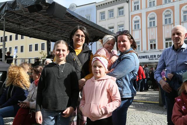 Viktoria mit Mama Johanna, Marie, Annabella mit Mama Kerstin