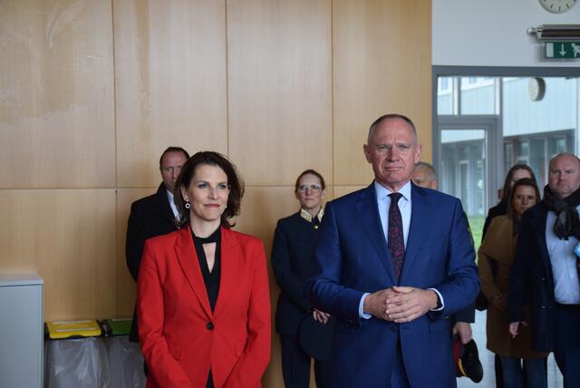Karoline Edtstadler und Gerhard Karner in Traiskirchen. 