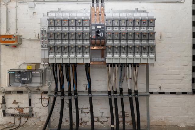 Vor Kurzem wurde die 300. Trafostation digitalisiert. Damit sind diese von der Ferne steuerbar und helfen mit, die Störungsdauer zu verkürzen. | Foto: Manfred Tucherl/Wiener Netze