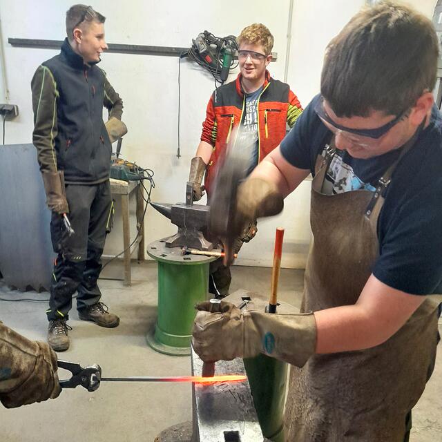 Die Schüler der LFS Schlierbach mit Begeisterung bei der Schmiedearbeit. | Foto: Braunsberger
