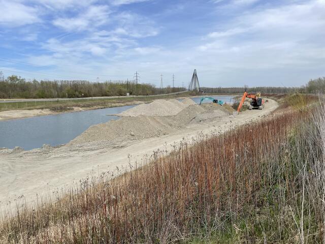 Hier entsteht ein Wasserpark. Im Hintergrund sieht man die Rosenbrücke Tulln.  | Foto: Victoria Edlinger