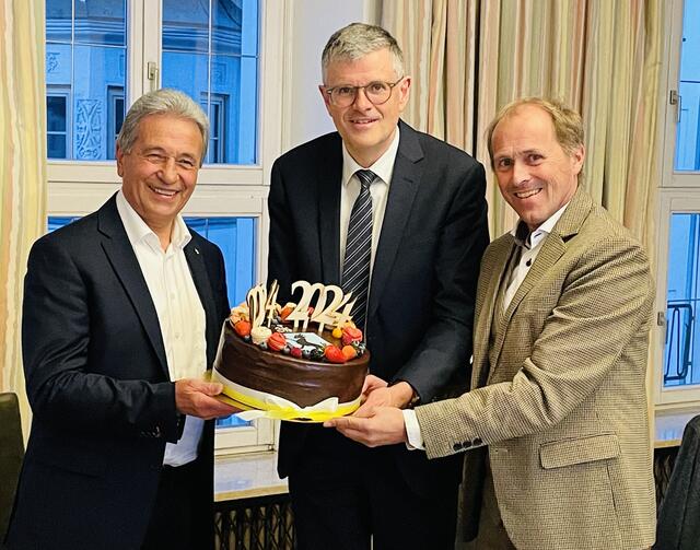 Die Vize-Bürgermeister Gerhard Eilenberger (li.) und Walter Zimmermann überreichten Klaus Winkler eine Jubiläumstorte. | Foto: Kogler