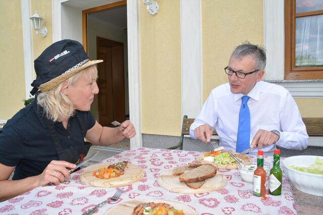 Die Grill-Staatsmeisterin und Seminarbäuerin Christa Eppensteiner aus Marbach an der Kleinen Erlauf mit unserem Kulinarik-Experten August Teufl | Foto: Christian Trinkl