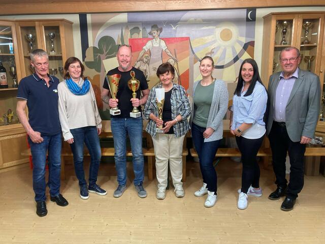 Die Tagessieger Annemarie Prein (4.v.l.) und Siegfried Hochfellner (3.v.l.) im Kreise der Gratulanten  | Foto: SPÖ Kammern