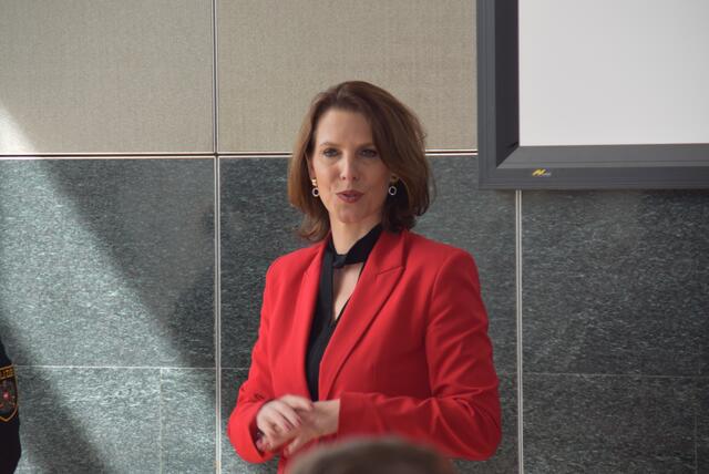 Verfassungsministerin Karoline Edtstadler beim Gespräch mit Polizeischülerinnen und Polizeischülern