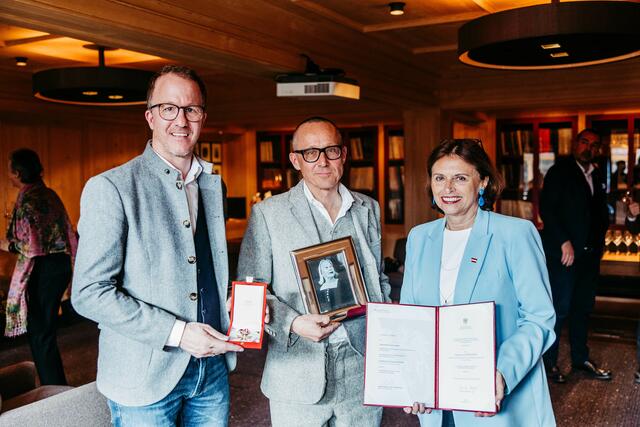 Ihr Sohn Gerold (Mitte) nahm am Almhof Schneider die Auszeichnung aus den Händen von Tourismusstaatssekretärin Susanne Kraus-Winkler und Landesrat Christian Gantner entgegen.  | Foto: Frederick Sams