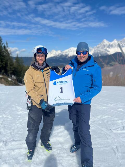 Eine glatte Eins für die Zusammenarbeit: Die Ski-Akademie Schladming (Patrick Urban, links) und die Reiteralm-Bergbahnen (Daniel Berchthaller) setzen ihre Kooperation fort. | Foto: Reiteralm-Bergbahnen