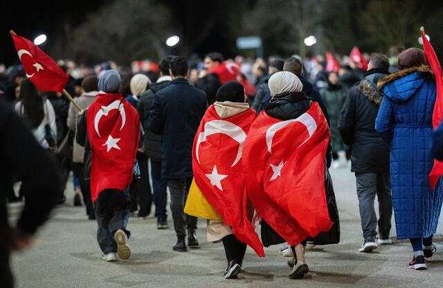 Der Besucherabstrom verlief "ohne besondere Vorkommnisse" und die Exekutive war mit ausreichend Beamtinnen und Beamten im Einsatz.  | Foto: GEORG HOCHMUTH / APA / picturedesk.com