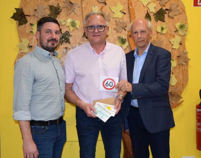 SPÖ Vorsitzender GR. Robert Sackl und Bgm.Bernd Hermann gratulierten Vizebgm. Günter Steinbauer zum runden Geburtsag