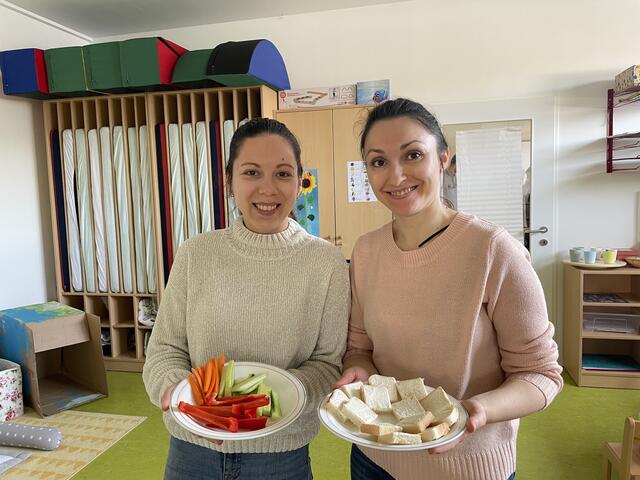 Carina Rommer und Amalia Löchli zeigen, was es zur Jause gibt. | Foto: Nina Taurok