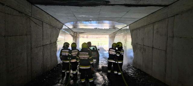 Im Rahmen einer praktischen Übung mussten die Teilnehmenden unter anderem ein Fahrzeug in einem Tunnel löschen.  | Foto: Feuerwehr St. Michael