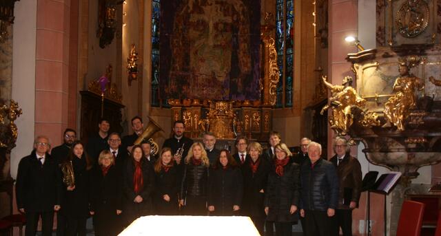 Das Brass-Ensemble „Trumpet Brass“ und der Chor „Propst‘n Singers“ aus Frauenstein in der Stadtpfarrkirche St. Magdalena. | Foto: Lukas Marschnig
