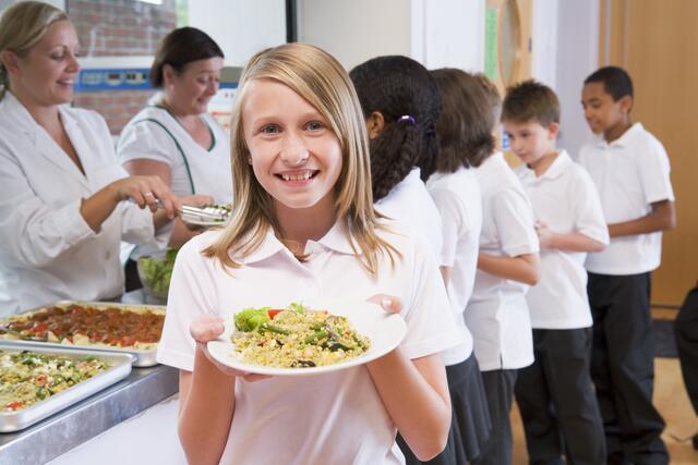 Ab Herbst 2024 wird das Schulessen für Engerwitzdorfer Kinder in der Schulküche in Gallneukirchen gekocht. | Foto: Monkeybusiness/PantherMedia