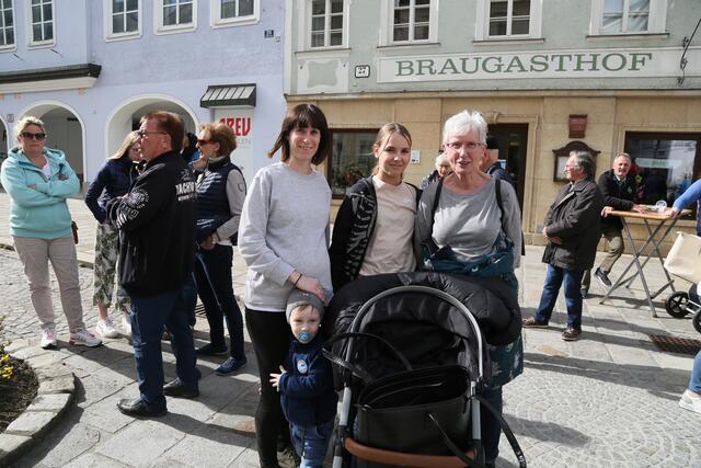 Mama Anna mit Felix, und Oma mit Nichte Mia aus Hohenzell