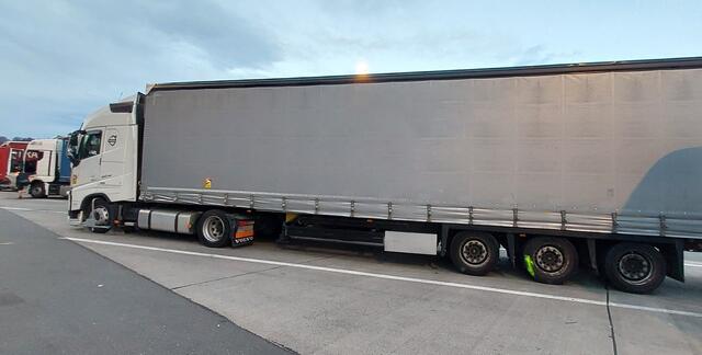 Die Polizei konnte den betrunkenen Fahrzeuglenker sowie dessen Lkw am Parkplatz Langkampfen antreffen.  | Foto: ZOOM.Tirol