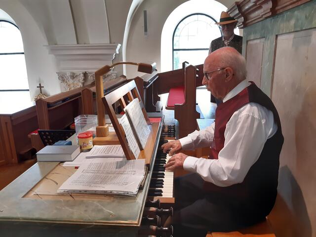 Mit 90 Jahren ist Konrad Altmann aus Altschwendt noch bis zu viermal in der Woche bei Messen als Organist im Einsatz. | Foto: Altmann