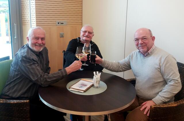 In der Cafeteria v.l.n.r.:
- GR Hans MACHOWETZ, Obst i.R.
- emeritierter Militärbischof Christian WERNER
- GR Wolfgang FERSTL