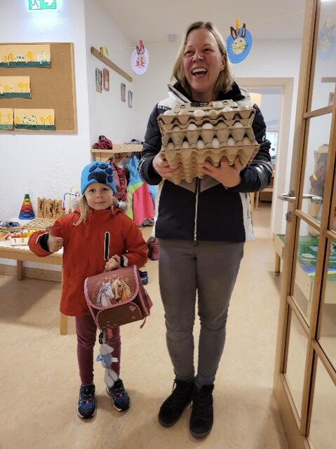 Martina Hebesberger stellte die Eier zum Färben zur Verfügung. | Foto: Kindergarten in der Krems