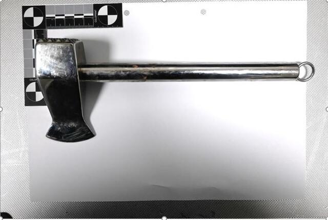 Mit einem Beil als potenzielle Tatwaffe betrat ein Mann eine Kosmetikfiliale und versuchte eine Geldkassette zu erbeuten.  | Foto: LPD Wien