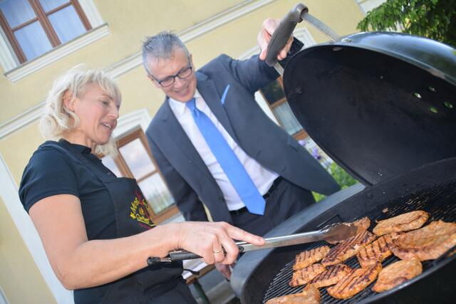 Die Grill-Staatsmeisterin und Seminarbäuerin Christa Eppensteiner aus Marbach an der Kleinen Erlauf mit unserem Kulinarik-Experten August Teufl | Foto: Christian Trinkl