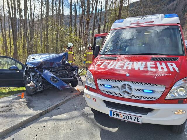 Die Feuerwehr musste bei einem Unfall in Zell am See eine eingeklemmte Person aus dem Fahrzeug befreien. | Foto: Feuerwehr Zell am See