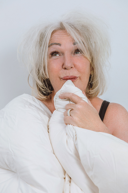 Was einen sprich- und wortwörtlich "flachlegt", weiß Barbara Balldini in ihrem neuen Programm. | Foto: Tian Tian Chunling