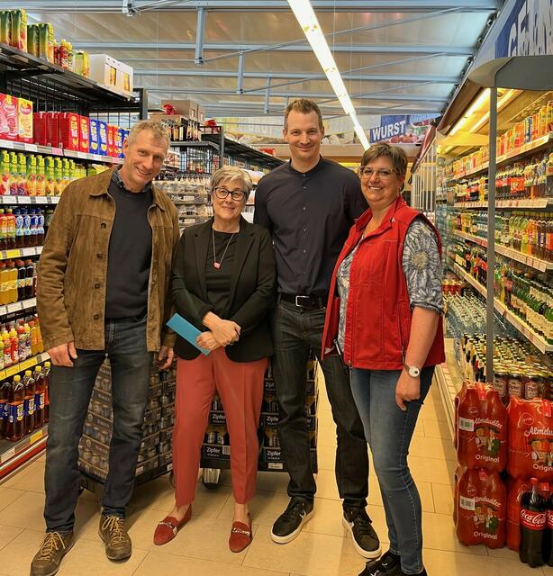 In Aschau freute man sich über den Hauptgewinn - einen 1.000,- Euro Reisegutschein.  | Foto: Braunegger