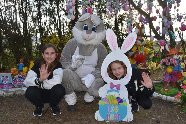 Maike und Paula wünschen gemeinsam mit dem Osterhasen "Frohe Ostern"! | Foto: Michael Strini