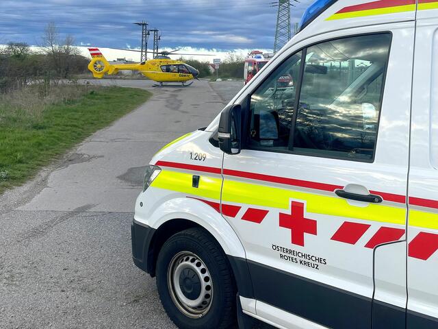 Der Unfalllenker wurde mit dem Rettungswagen ins Krankenhaus Eisenstadt verbracht, der Notarzthubschrauber wurde glücklicherweise nicht benötigt. | Foto: FF Neusiedl am See