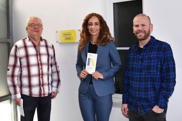 LRin Pawlata mit Obmann Martin Christandl (l.) und Gotthard Bertsch, Pädagoge und Psychotherapeut bei „Mannsbilder“ (r). | Foto: Land Tirol/Dorfmann